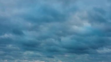 Yağmurlu bulutlu dramatik bir gökyüzü. Hızlandırılmış hava görüntüsü.