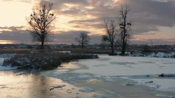 Мальовничий Зимовий Пейзаж Річки Красивим Відображенням Драматичного Неба Воді — стокове відео