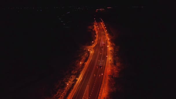 Кілька Автомобілів Їздять Порожньому Шосе Вночі Дорожній Рух Вид Повітря — стокове відео