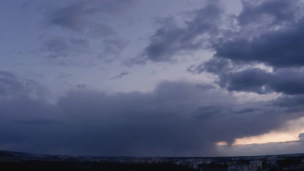 Panoramatický Letecký Pohled Dramatickou Zataženou Oblohu Při Západu Slunce Nad — Stock video
