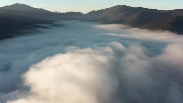Vista Aérea Del Pintoresco Paisaje Montañoso Con Densas Nubes Niebla — Vídeos de Stock