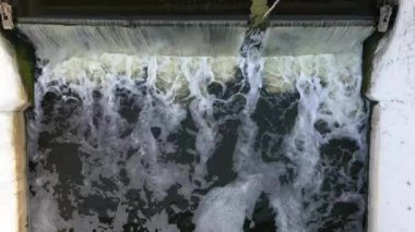 Nehirdeki küçük barajın havadan görünüşü. Suyun hızlı akışı..