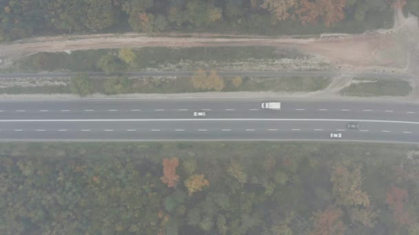 Ruch Samochodowy Drodze Widok Powietrza Samochodów Jadących Wzdłuż Autostrady Smogiem — Wideo stockowe