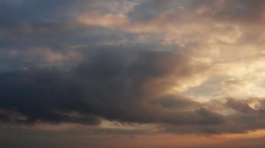 Gün batımında bulutlu dramatik gökyüzünün panoramik hava görüntüleri.