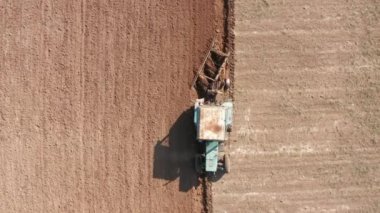 Tarım tarlalarındaki traktör tarlalarının havadan görünüşü. Tarım sektörü konsepti. Toprak yeni ürün için hazırlanıyor..