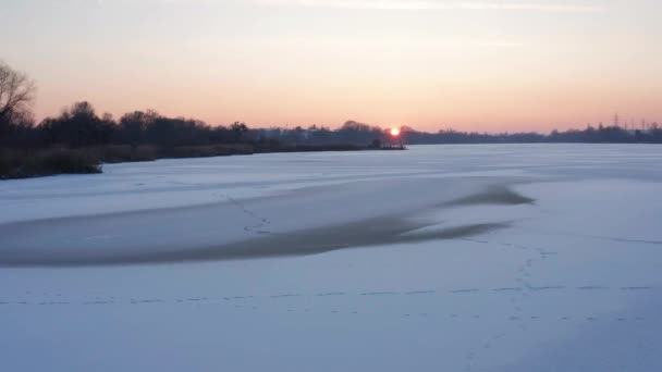 Gyönyörű Téli Táj Fagyos Borított Napkelte Nap Ragyog Horizont Felett — Stock videók