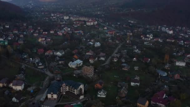 日落时山区农村地区的空中倾斜镜头 — 图库视频影像