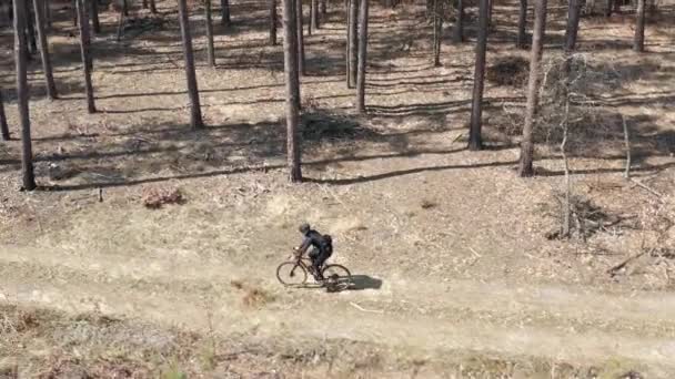 Luftaufnahme Eines Radprofis Helm Und Sportkleidung Der Auf Einem Schotterfahrrad — Stockvideo