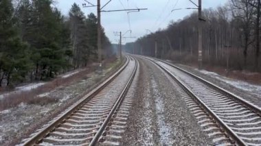 Kar yağışı sırasında ormandaki tren yolu. Demiryolu üzerinde İHA uçuşu.