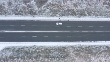Karlı havada karayolu trafiğinin hava görüntüsü.