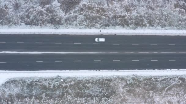 Widok Lotu Ptaka Autostradę Przy Śnieżnej Pogodzie — Wideo stockowe
