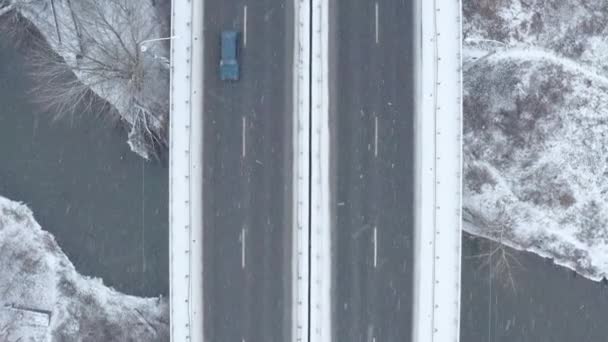 Auto Passeren Snelweg Bij Sneeuwval Bovenaanzicht Vanuit Lucht — Stockvideo