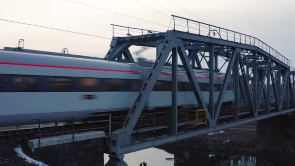Vysokorychlostní Vlak Projíždějící Železničním Mostem Meziměstská Osobní Železniční Doprava — Stock video
