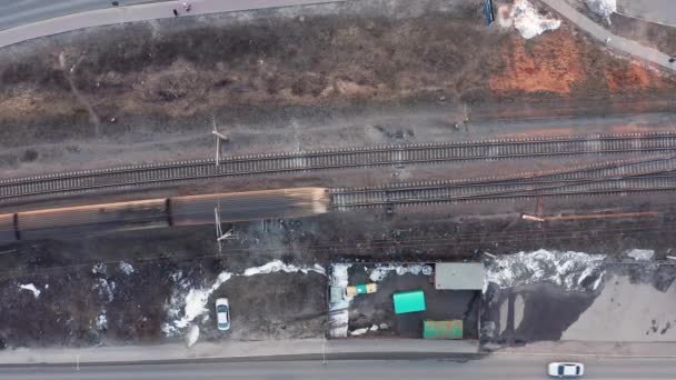 Elektrik Banliyö Treni Gün Batımında Havadan Yukarıdan Demiryoluna Çıkıyor — Stok video