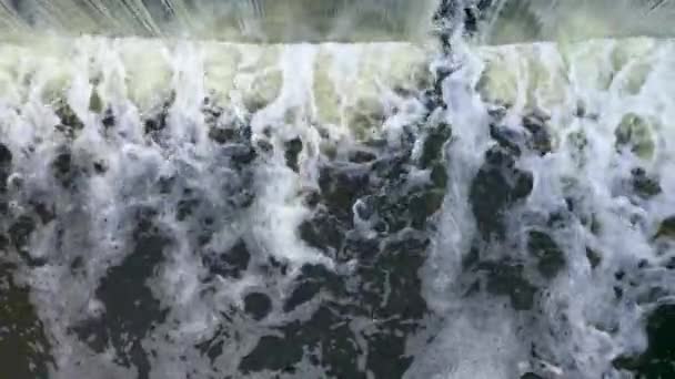 Nehirdeki Küçük Barajın Havadan Görünüşü Suyun Hızlı Akışı — Stok video