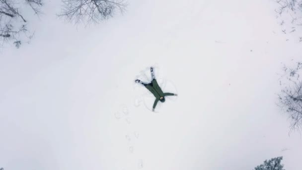 Chica Yace Nieve Hace Ángel Nieve Con Sus Manos Vista — Vídeo de stock