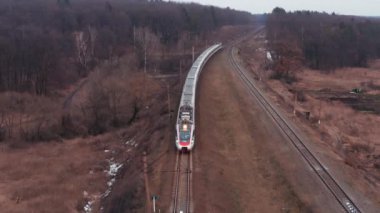 Nehrin üzerinden geçen yüksek hızlı elektrikli tren..