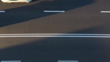 Gün batımında otobanda araba trafiğinin hava görüntüsü. Roket İHA atışı.