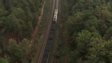 Yük treni ormanı havadan görüyor. Endüstriyel kavram.