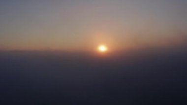 Havadan bakıldığında bulutların üzerinde güzel bir gün doğumu. Drone kamerası bulutlardan sorunsuzca yükseliyor. Dramatik bulut.
