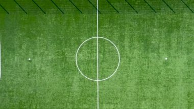 Halka açık bir parktaki futbol sahasının havadan görünüşü. Yeşil bir futbol sahasının insansız hava aracı görüntüsü. Üst görünüm.