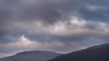 Yoğun bulutlar içindeki dağlar. Dağ manzarası. Zaman aşımı.
