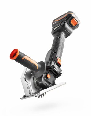 Açı öğütücü ve beyaz arkaplanda tahta kesme diski