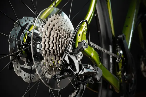 Çakıl bisikleti şanzımanı. Arka raydan çıkarıcı, dişli kaset, zincir, çerçeve. Yakın çekim..