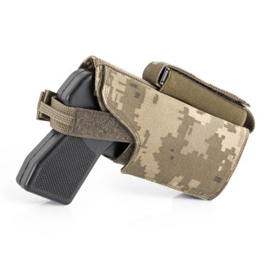 Silahlar için kılıf. Tabanca kılıfında beyaz bir arka planda. Taktik askeri teçhizat. Piksel kamuflajı.