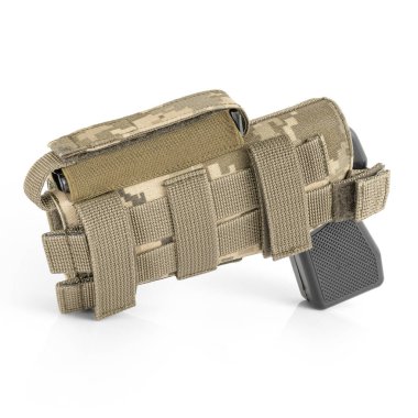 Silahlar için kılıf. Tabanca kılıfında beyaz bir arka planda. Taktik askeri teçhizat. Piksel kamuflajı.