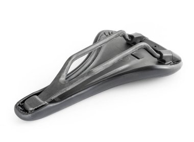 Bisiklet eyeri, beyaz arka planda anatomik delik olan spor eyeri. Alt görünüm.