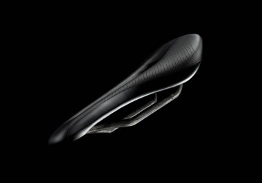 Bisiklet eyeri, siyah arka planda anatomik delik olan spor bisikleti eyeri. Yan görünüm.