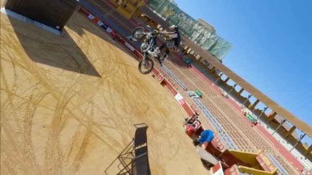 Fmx Motocross Freestyle Jumping Superman Lassított Felvétel Közeli Fpv Drón — Stock videók