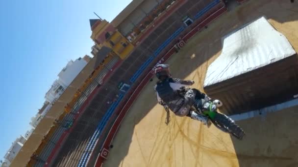 Profesjonalny Kierowca Motocross Wykonuje Duży Skok Freestyle Fmx Kaskaderskie — Wideo stockowe