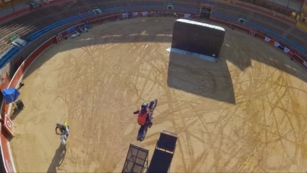 Professionell Motocross Ryttare Utför Superman Seat Grab Freestyle Fmx Stunt — Stockvideo