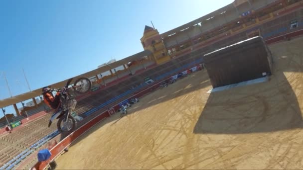 Cavalier Motocross Professionnel Effectuant Grand Coup Fouet Freestyle Fmx — Video