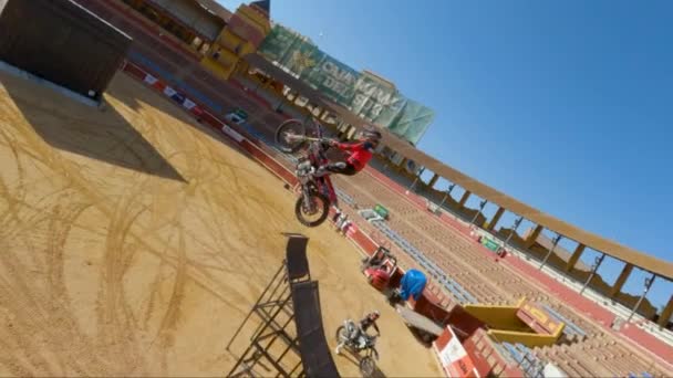 Professional Motocross Rider Performing Cliff Hanger Freestyle Fmx Stunt — Stock Video