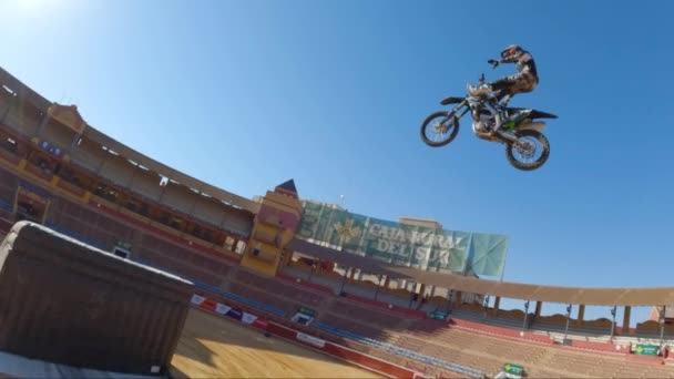 Επαγγελματίας Αναβάτης Motocross Εκτελεί Ένα Cliff Hanger Freestyle Fmx Κόλπο — Αρχείο Βίντεο