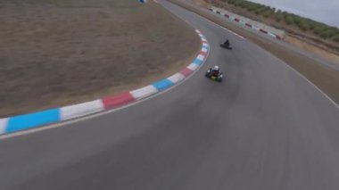 Malaga, Endülüs, İspanya - Aralık, 07, 2022 - İspanyol pistinde iki hızlı karting, bir çocuk ve antrenörü, açık havada