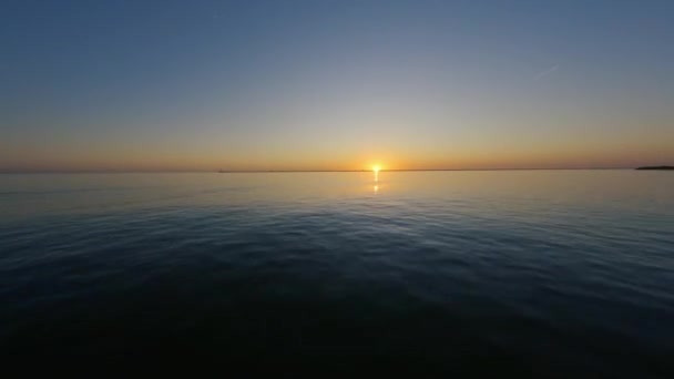 Vista Aérea Pôr Sol Mar Com Drone Fpv Laranja Azul — Vídeo de Stock