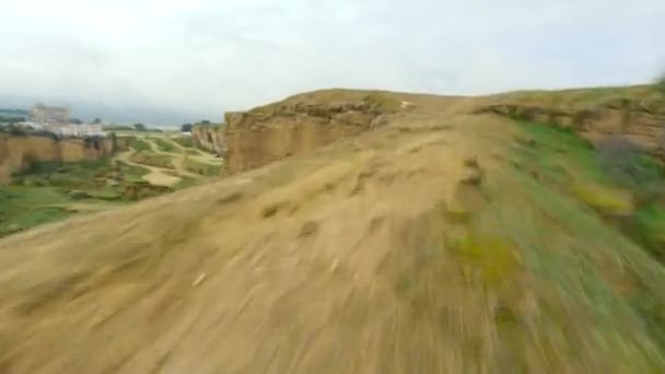 西班牙塞维利亚Osuna的Fpv无人驾驶飞机爬上了一个非常靠近岩石的室外火山灰采石场 — 图库视频影像