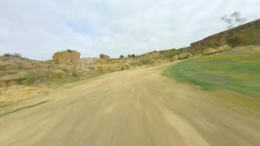 FPV insansız hava aracı Osuna, Seville, İspanya 'daki kayalara çok yakın bir kül ocağından iniyor..