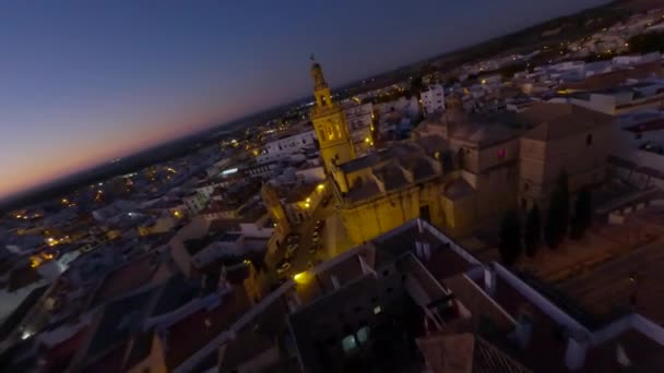 アラビアの城の前の教会の空中夜景 セビリアのオットドアの上 — ストック動画