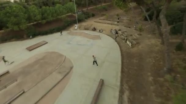 스케이트 공원에서 공격적인 Iline 블레이더 여름날 스케이트 시설에서 스타일 스케이트를 — 비디오