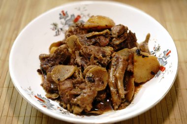 Çin Hakka yemeği. Kara zarlı ördek güveci.                              