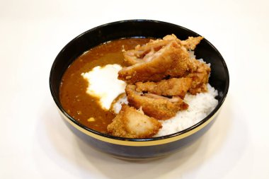 İzole edilmiş beyaz arka planlı Japon körili pilavı.                               