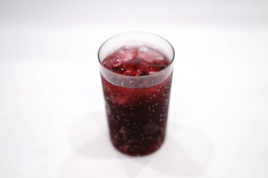 Köpüklü üzüm suyu yakın.