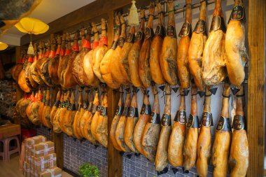 Çin 'de bir dükkanda sergilenen füme domuz budu, Yunnan.. 