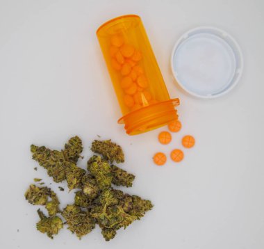 THC marihuana esrarı THC ve reçeteli ilaçlar tartışmalı tıbbi tedavi veya bağımlılık