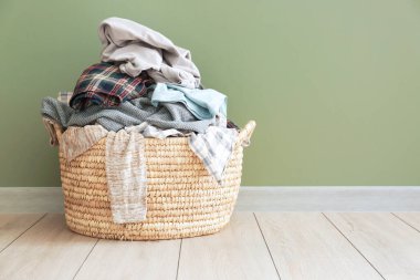  Bir sepet dolusu temiz çamaşır. 